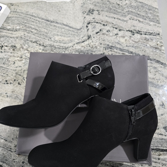 Elegant Black Heeled Booties - Picture 4 of 5